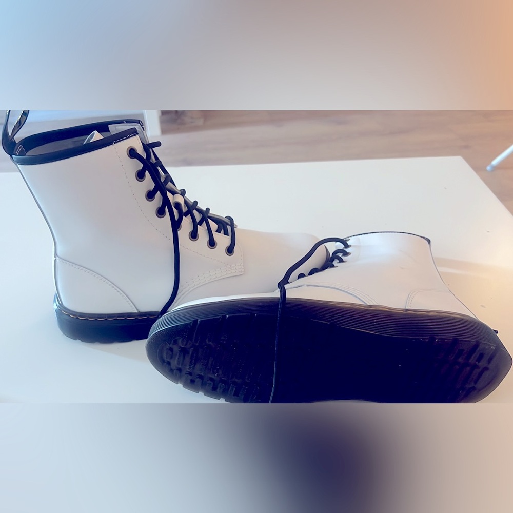 Dr. Martens 1460 WOMEN'Sy PATENT LEATHER LACE UP BOOTS